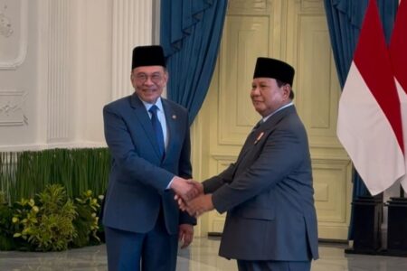 Prabowo Sambut Langsung PM Anwar Ibrahim di Istana Merdeka