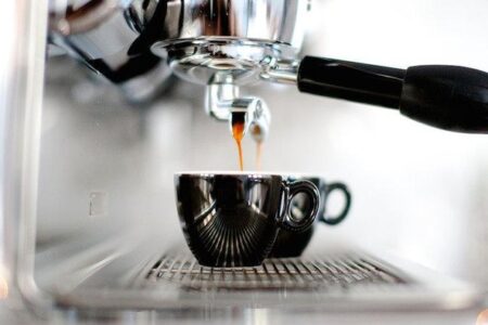 Dampak Tarif Trump Terhadap Usaha Kedai Kopi di AS
