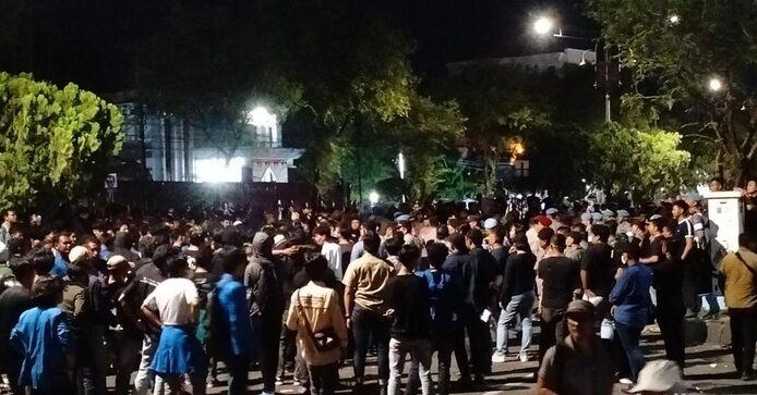 Massa yang Berunjuk Rasa di Depan DPR Aceh Dibubarkan Secara Paksa Setelah Aksi Berubah Ricuh