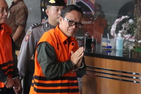 Menguak Misteri Empat Ponsel di Plafon Rumah Mantan Wamenaker