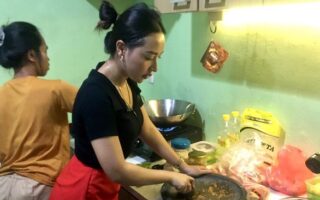 Mengupas Tiga Kisah Viral Hari Ini: Dari Transparansi Menu MBG, Arti di Balik Kebiasaan Cuci Piring, hingga Pesona Penjual Penyetan Surabaya