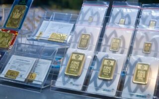 Judul: Harga Emas Antam Anjlok Signifikan Rp 23.000, Investor Diminta Cermati Tren Jangka Panjang