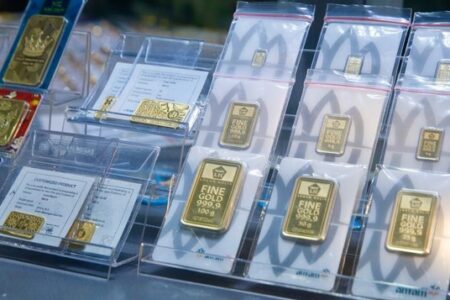 Judul: Harga Emas Antam Anjlok Signifikan Rp 23.000, Investor Diminta Cermati Tren Jangka Panjang