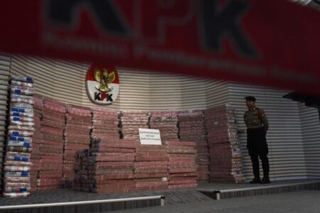 Serah Terima Aset Kasus Korupsi Taspen: KPK Pamerkan Uang Rampasan Rp 300 Miliar