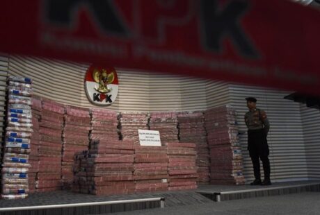 Serah Terima Aset Kasus Korupsi Taspen: KPK Pamerkan Uang Rampasan Rp 300 Miliar