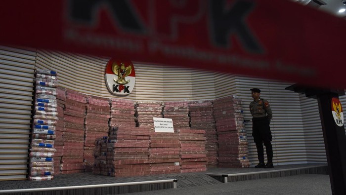 Serah Terima Aset Kasus Korupsi Taspen: KPK Pamerkan Uang Rampasan Rp 300 Miliar