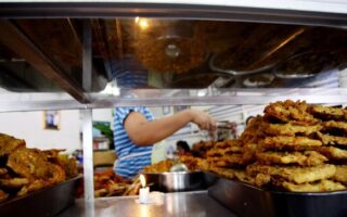 Dampak Kenaikan Harga Ayam dan Telur: Ukuran Lauk Warteg Menyusut