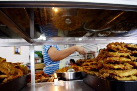 Dampak Kenaikan Harga Ayam dan Telur: Ukuran Lauk Warteg Menyusut
