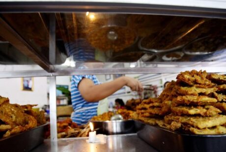 Dampak Kenaikan Harga Ayam dan Telur: Ukuran Lauk Warteg Menyusut