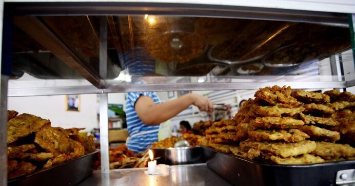 Dampak Kenaikan Harga Ayam dan Telur: Ukuran Lauk Warteg Menyusut