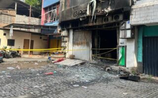 Puing dan Garis Polisi di TKP Kebakaran Terra Drone: 22 Korban Jiwa dan Fokus Investigasi pada Sumber Api