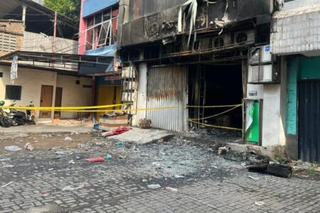 Puing dan Garis Polisi di TKP Kebakaran Terra Drone: 22 Korban Jiwa dan Fokus Investigasi pada Sumber Api