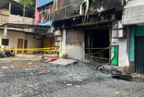 Puing dan Garis Polisi di TKP Kebakaran Terra Drone: 22 Korban Jiwa dan Fokus Investigasi pada Sumber Api
