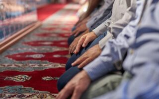 Kewajiban Salat Jumat bagi Laki-laki Muslim: Dalil Syar'i dan Ancaman Meninggalkannya