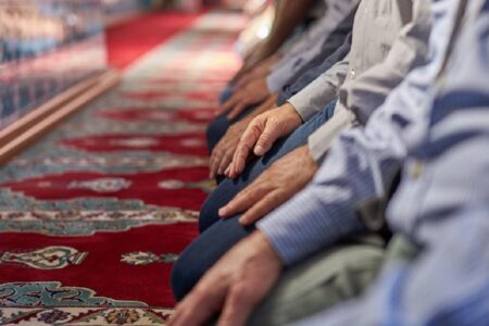 Kewajiban Salat Jumat bagi Laki-laki Muslim: Dalil Syar'i dan Ancaman Meninggalkannya
