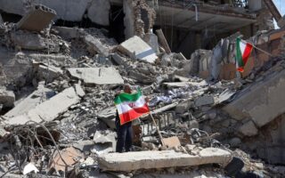 Kilas Populer Global: Strategi Bertahan Iran, Diplomasi Selat Hormuz, dan Eksistensi Bahasa Indonesia di Vatikan