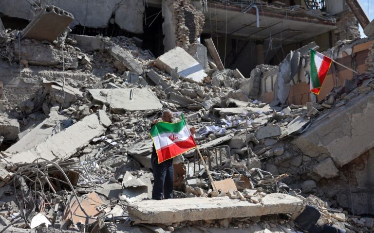 Kilas Populer Global: Strategi Bertahan Iran, Diplomasi Selat Hormuz, dan Eksistensi Bahasa Indonesia di Vatikan